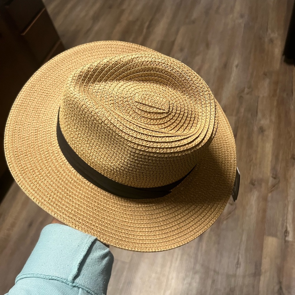 Anycosy Self Conforming Hat
Straw with black around 
Size medium 
$12
NWT